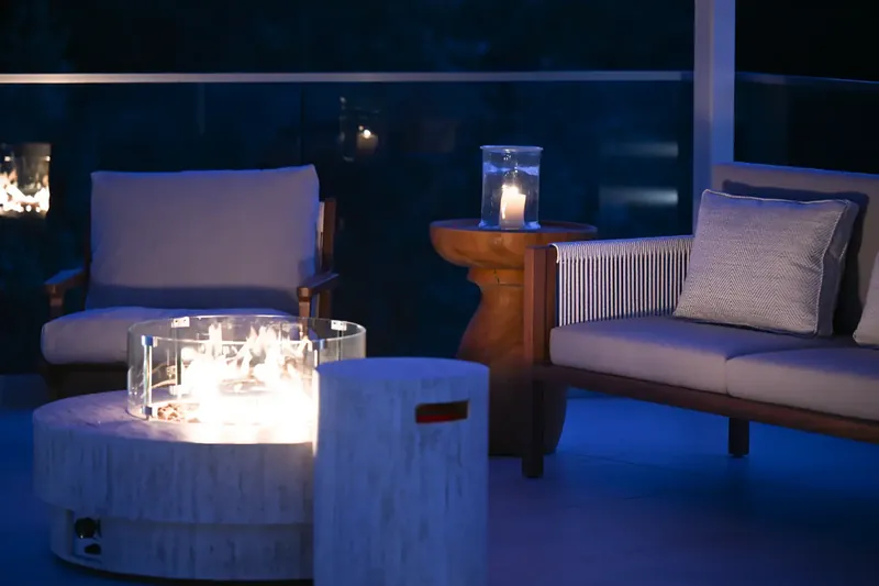 Candles and the lounge chairs in the blue of the evening