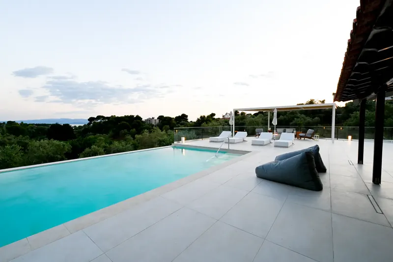 The house and the pool from the garden