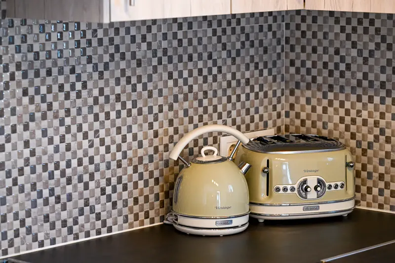 The kettle and toaster on the kitchen counter